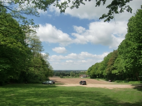 Emmerich-Hochelten : Lindenallee / Ecke Am Englischen Hügel, der Parkplatz befindet sich auf halber Höhe des Eltenberges